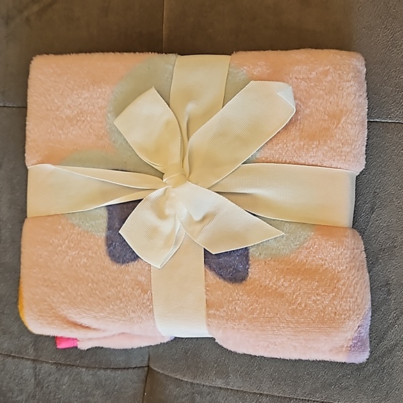 NWT Disney Minnie Mouse Kid's Blanket Throw, Pillow, & Tumbler 3-Piece Bundle - Picture 4 of 14